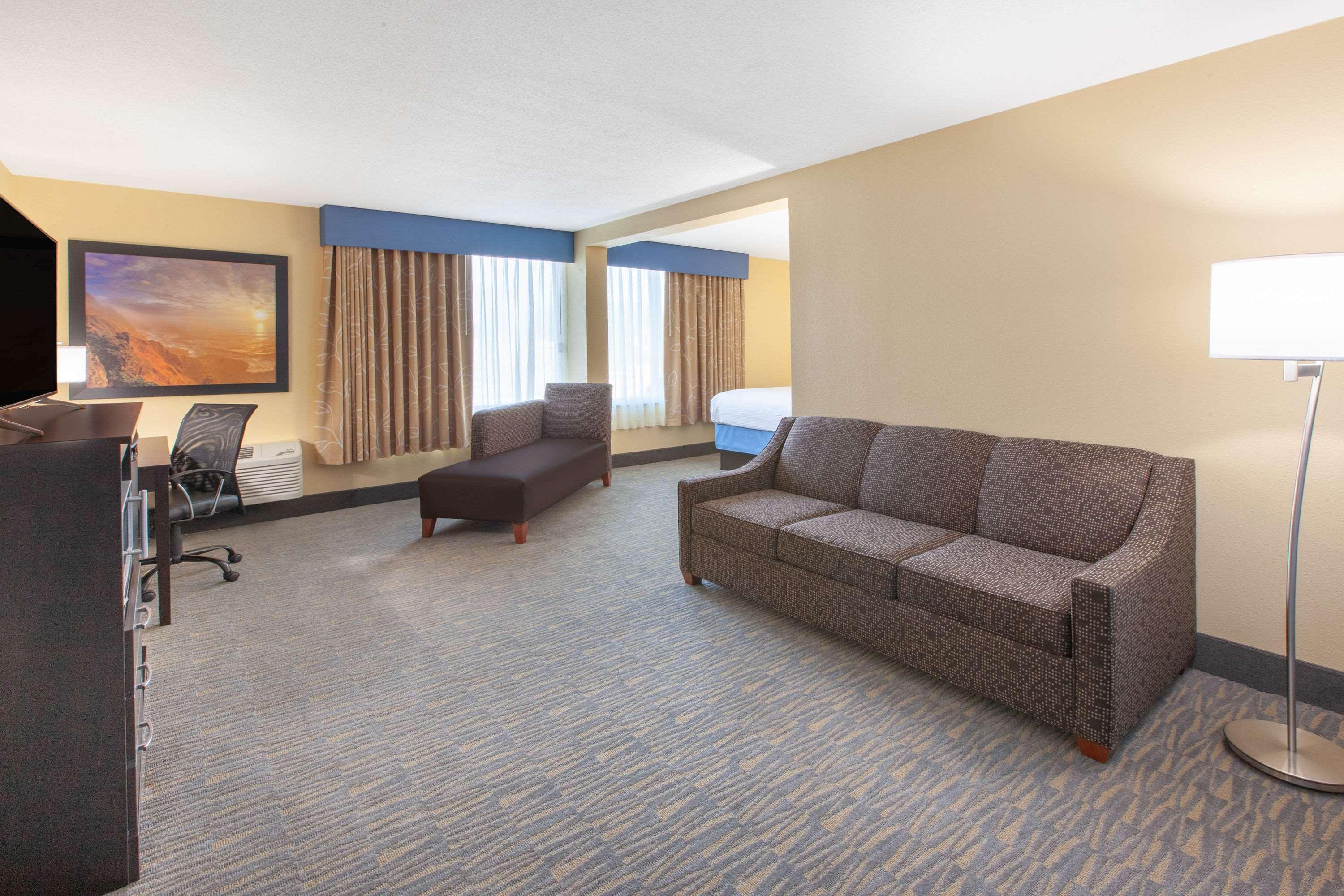 Days Inn & Suites By Wyndham Grand Rapids Near Downtown Wyoming Exterior photo